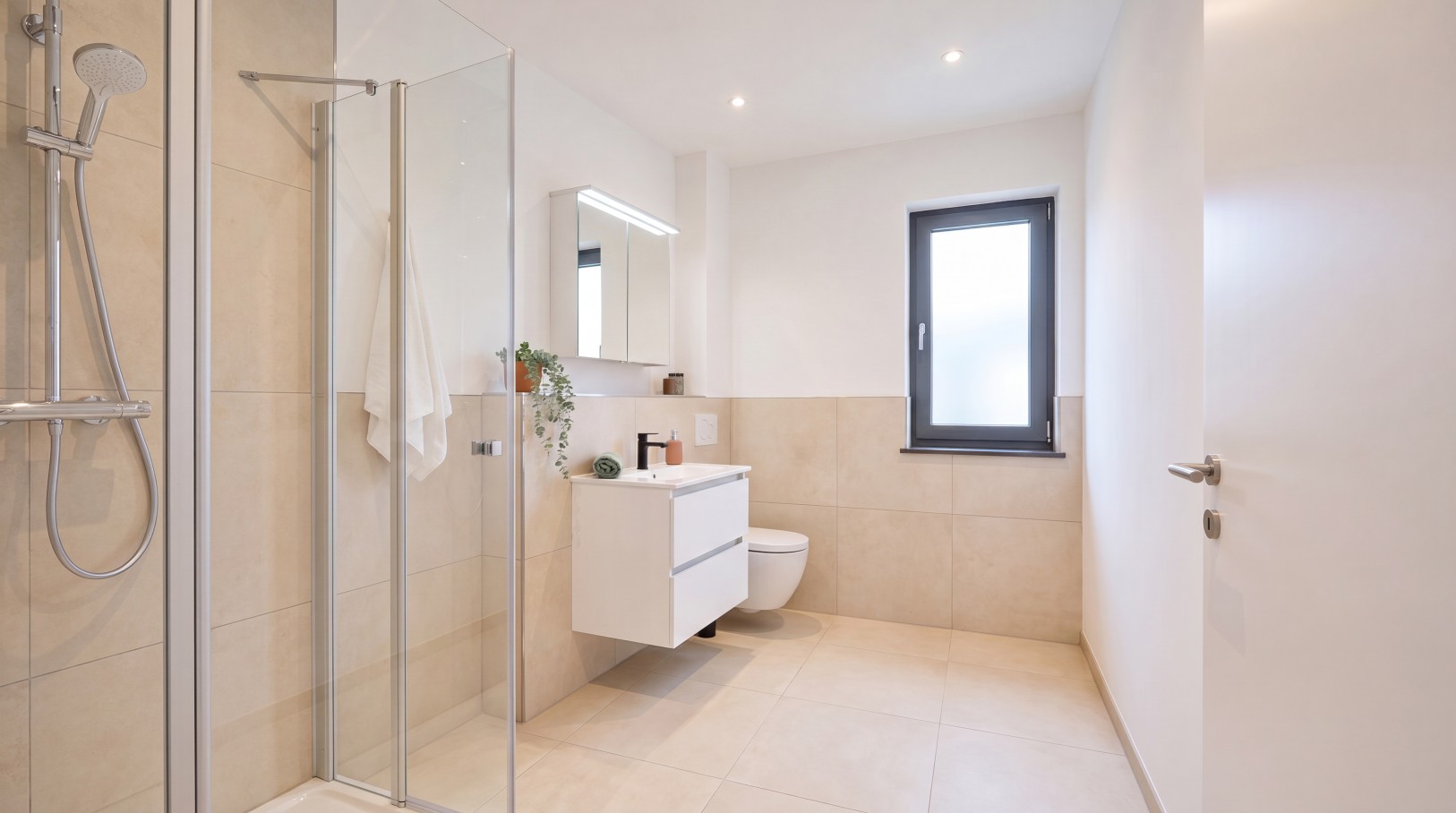 Modern gefliestes Badezimmer mit Dusche